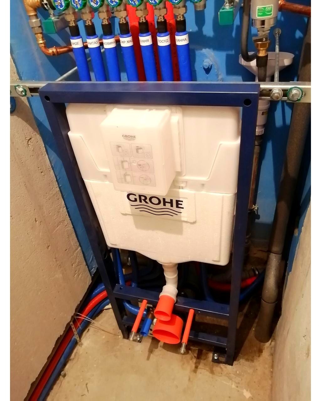 разводка труб для инсталляции, инсталляция водоснабжения, сантехника монтаж инсталляция, разводка труб рехау в квартире, коллекторная разводка труб