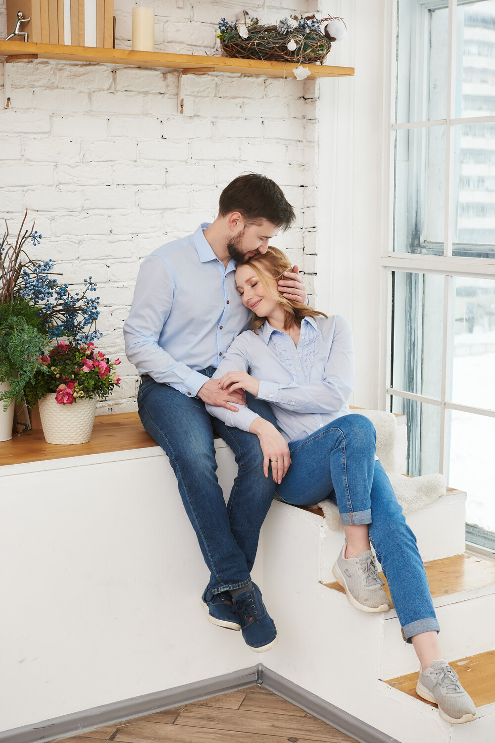 парочка на диване сидя, фотосессия пары с разным ростом, мужчины, люди, мужчина женщина