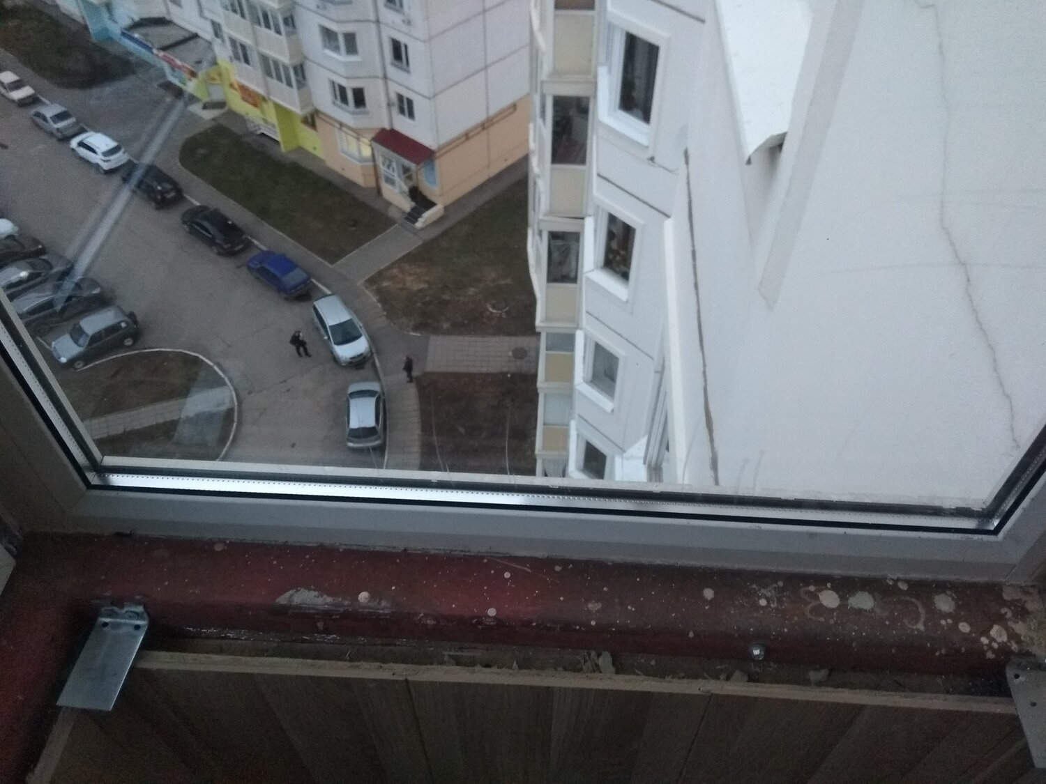 окна, пластиковое окно, балкон, мойка окон на балконе, внешний блок кондиционера на ограждении балкона