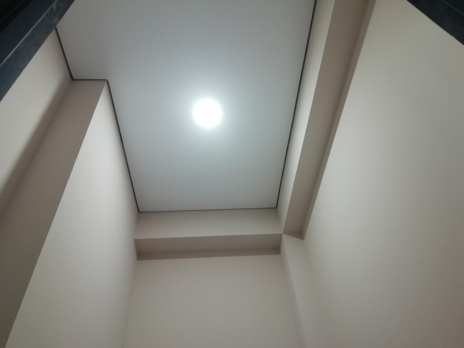 Потолок натяжной без плинтуса в интерьере - 86 фото