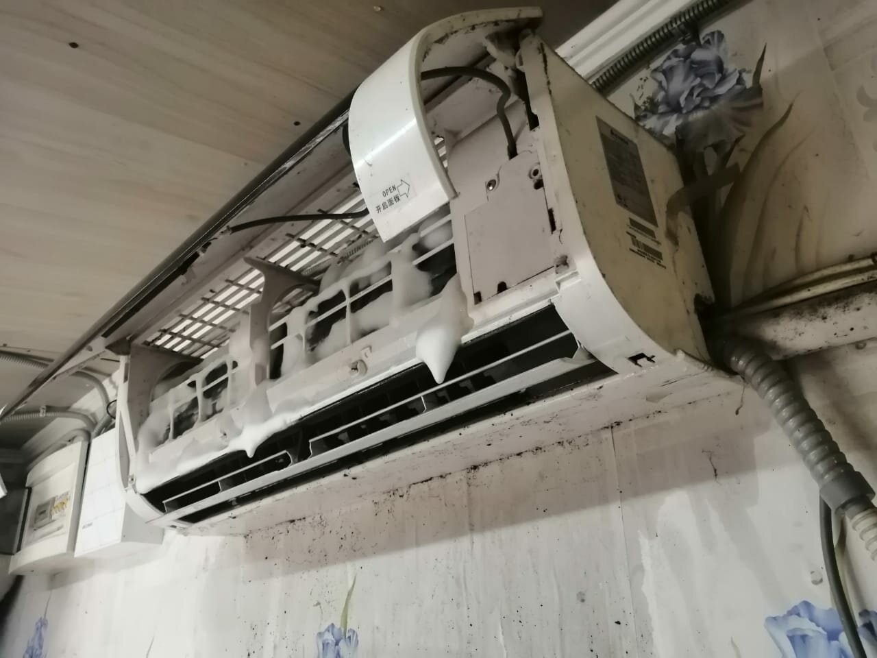 кондиционер, демонтаж внутреннего блока сплит системы lessar, открытый внутренний блок кондиционера, чистка внутреннего блока кондиционера, инверторный кондиционер