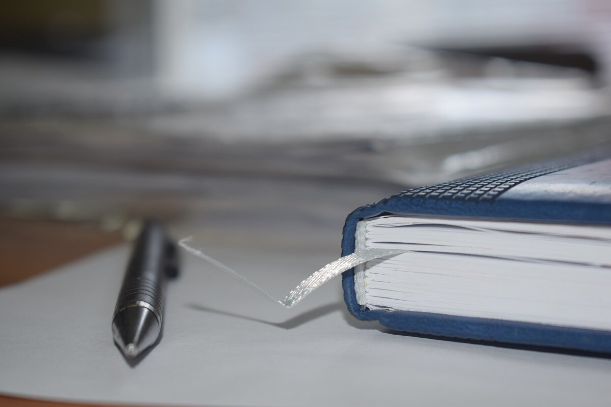 книги, блокнот ручка, книжка, учебник, страница с текстом