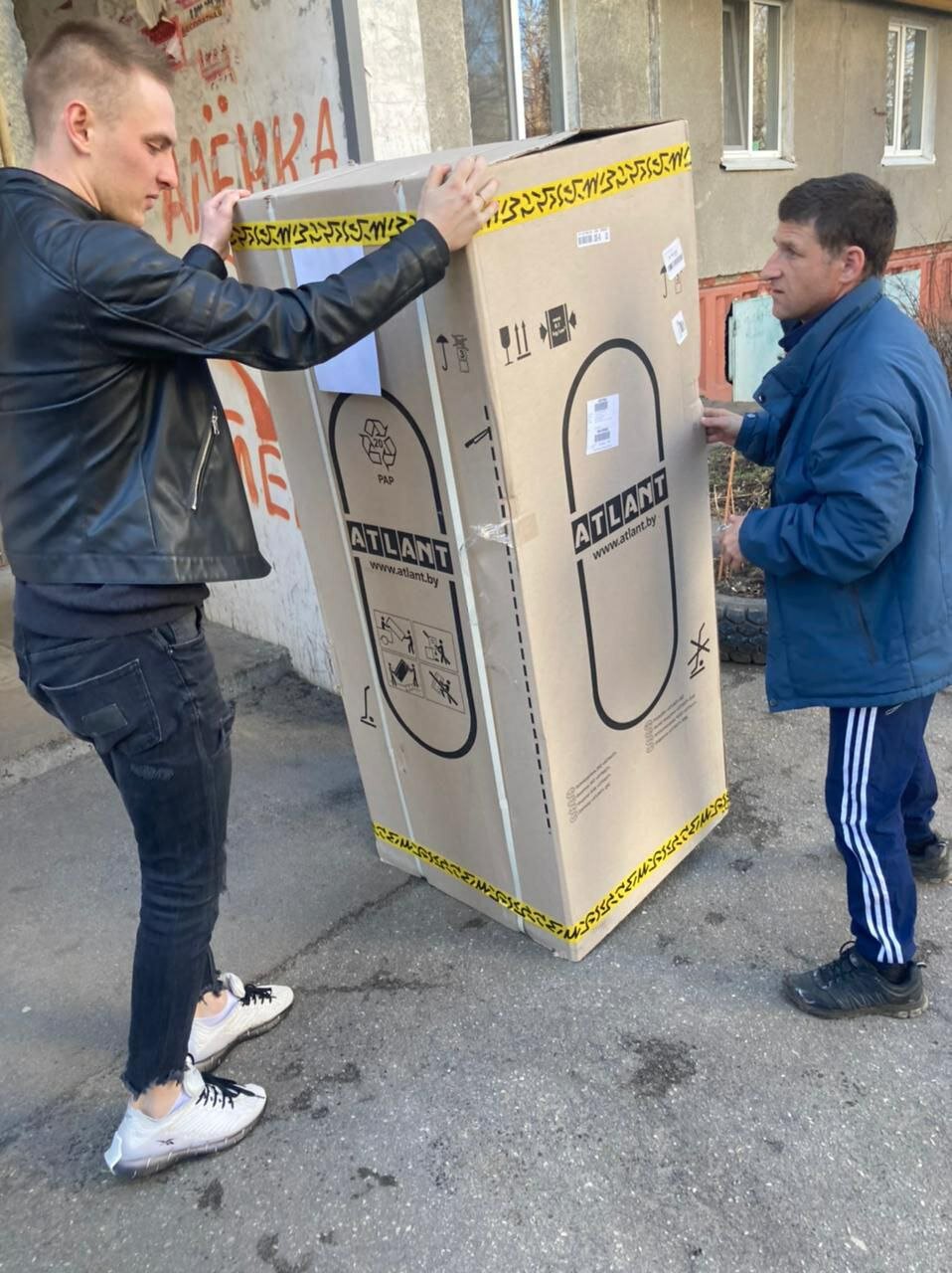 человек, техника, мусор, холодильник, новый холодильник