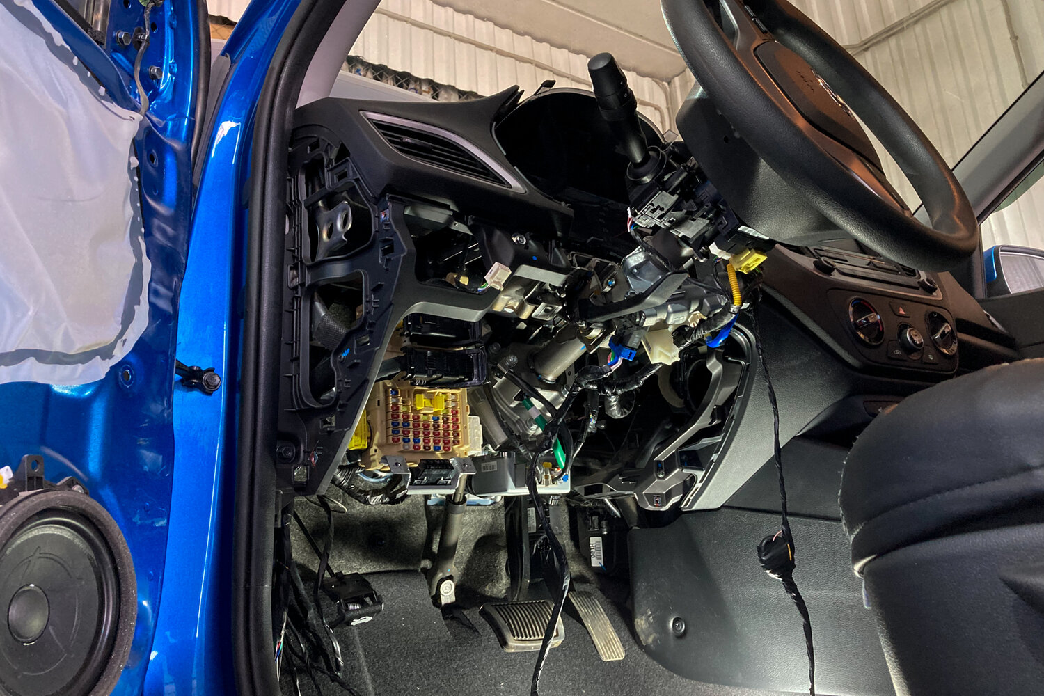 шумоизоляция автомобиля, шумоизоляция автомобиля mazda cx5, шумоизоляция ф30, шумоизоляция бмв ф15, шумоизоляция audi a6
