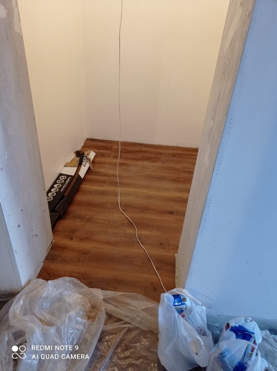 стяжка и укладка пола ламинатом, квартиры, укладка ламината в смежных комнатах, ламинат, стелим ламинат