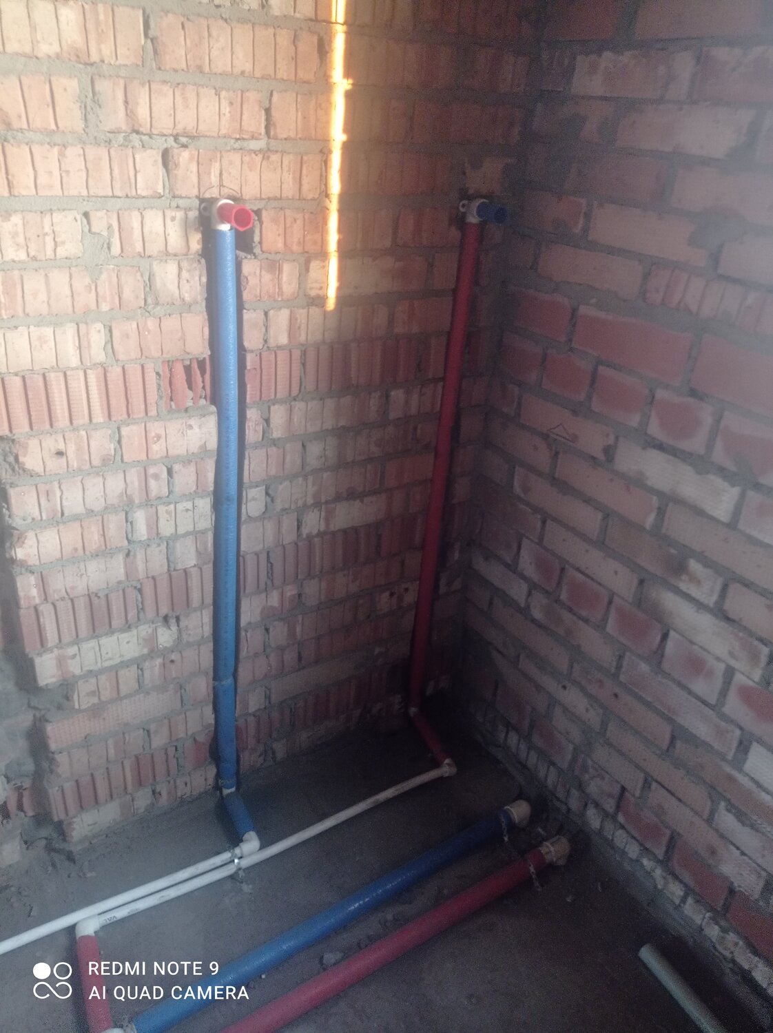 разводка труб в доме, разводка труб, разводка водопровода, разводка труб водоснабжения в штробах, разводка труб водоснабжения