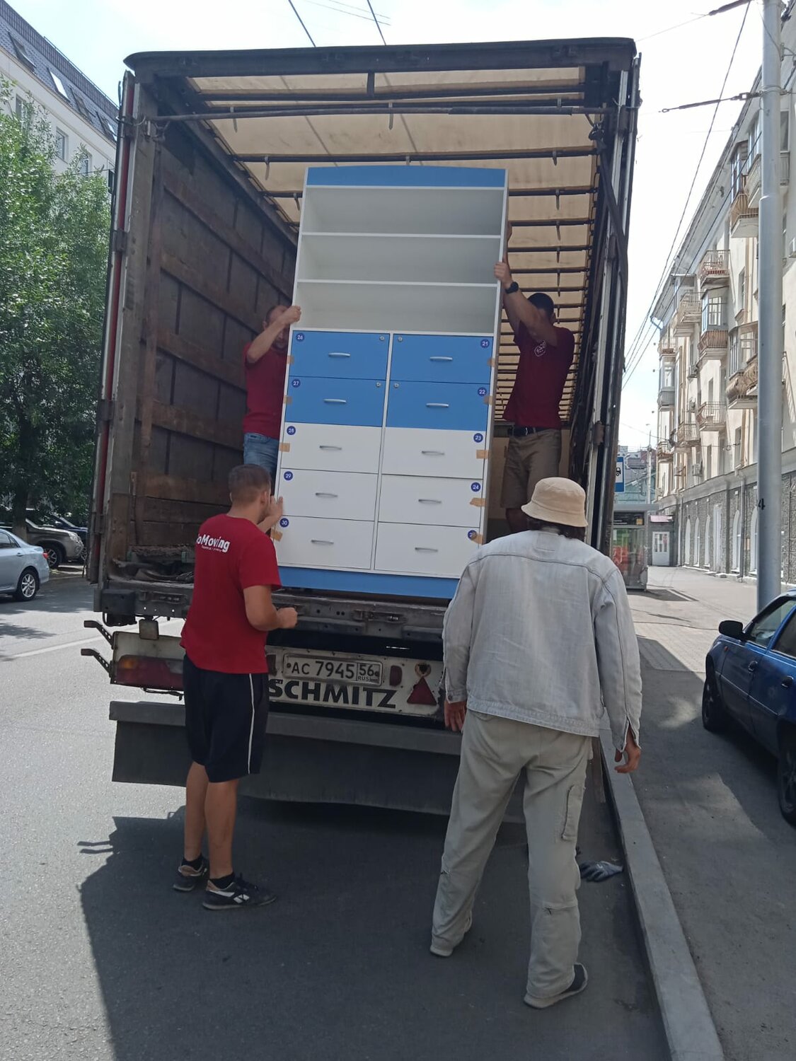 разгрузка фуры, грузчик, грузовик, транспортировка, погрузка и разгрузка
