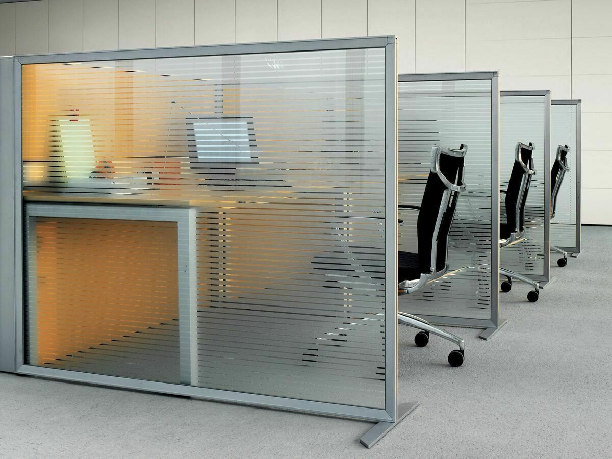 Стеклянная перегородка в интерьере офиса