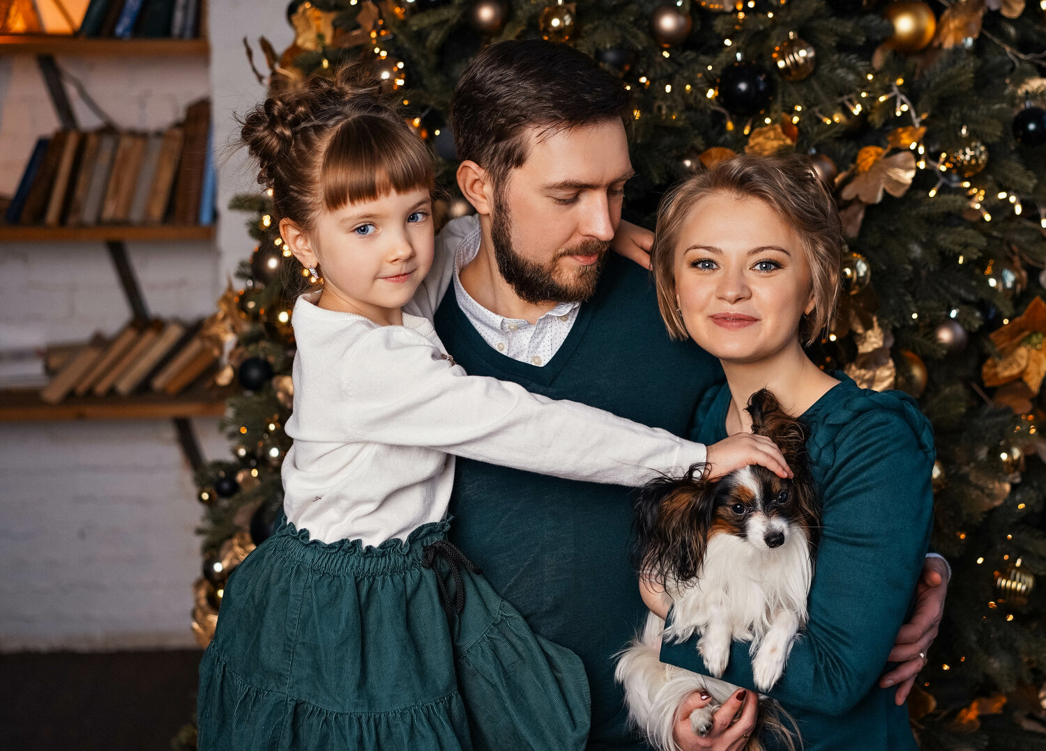 новогодняя фотосессия, фотосессия с папой в студии новый год, семейная фотосессия, новогодняя фотосессия семейная в студии, семейная фотосессия с собакой в студии