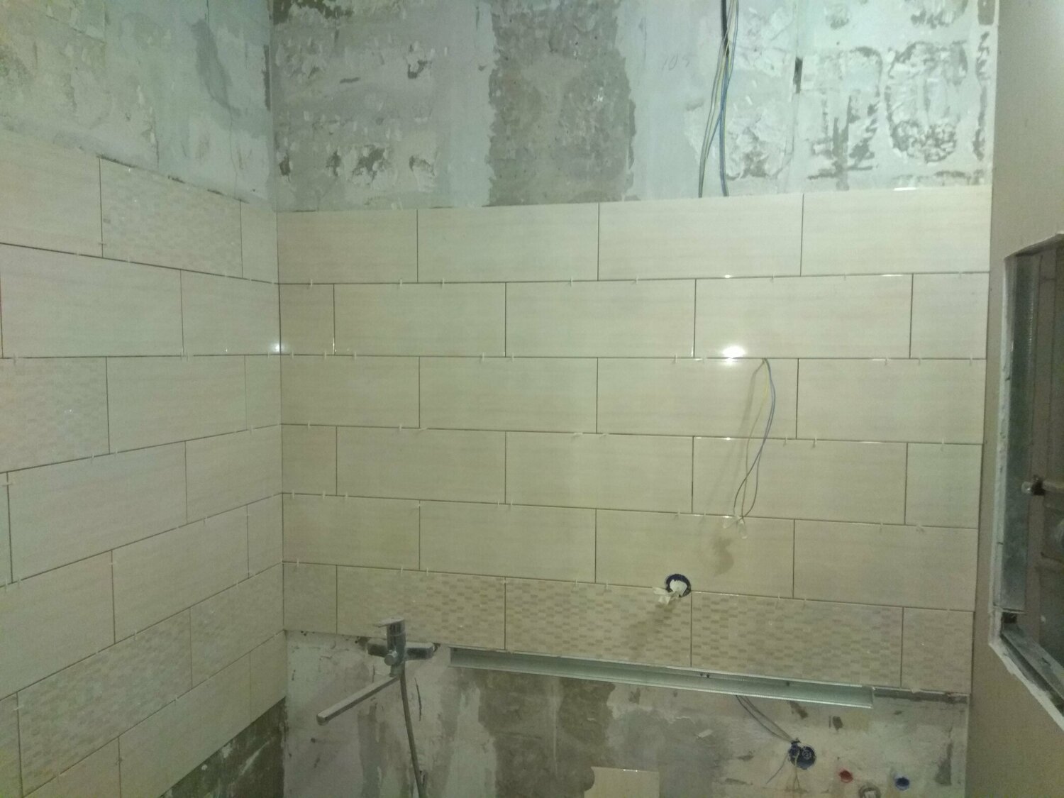 укладка плитки в ванной, укладка плитки, укладка кафеля, укладка плитки в ванной на стены, врезка ванны в стену укладка плитки