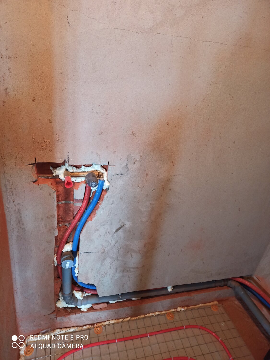 разводка труб водоснабжения рехау в стене, разводка труб, монтаж скрытого смесителя трубы рехау, кольцевая разводка труб водопровода, разводка водоснабжения рехау