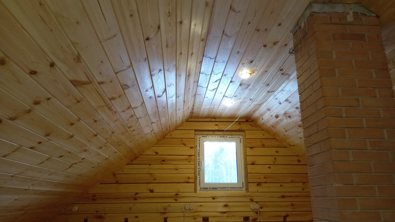 имитация бруса 145 мансарда, обшивка мансарды вагонкой, мансарда обшитая вагонкой, мансарда вагонка, отделка потолка мансарды