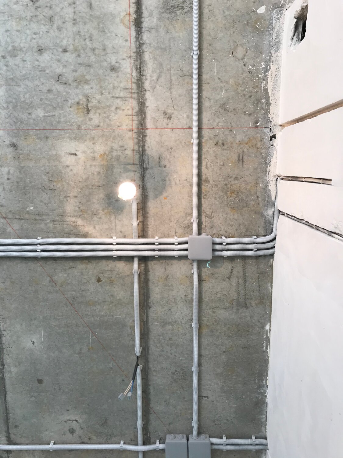 штробы для электропроводки, монтаж электропроводки, монтаж электропроводки в квартире, разводка электропроводки, прокладка электропроводки в газобетоне