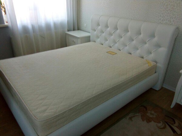 Перетянуть изголовье кровати экокожей своими руками - 83 фото