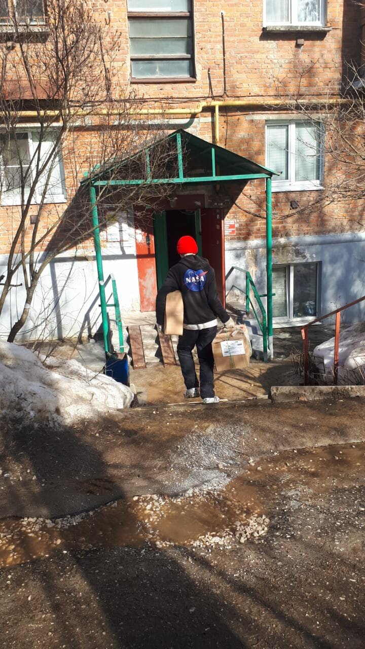 во дворе, во дворе дома, дворовая территория, уборка двора, снег во дворе