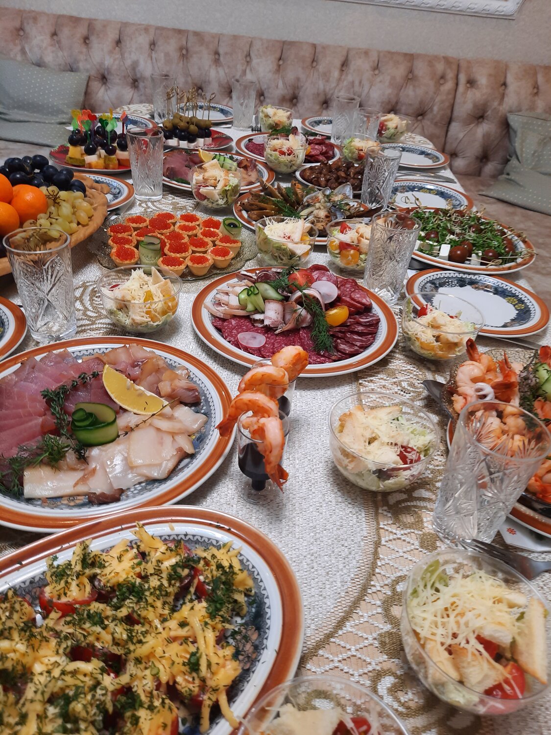 праздничный стол, накрытый стол, еда на столе, накрыть стол для гостей, блюда