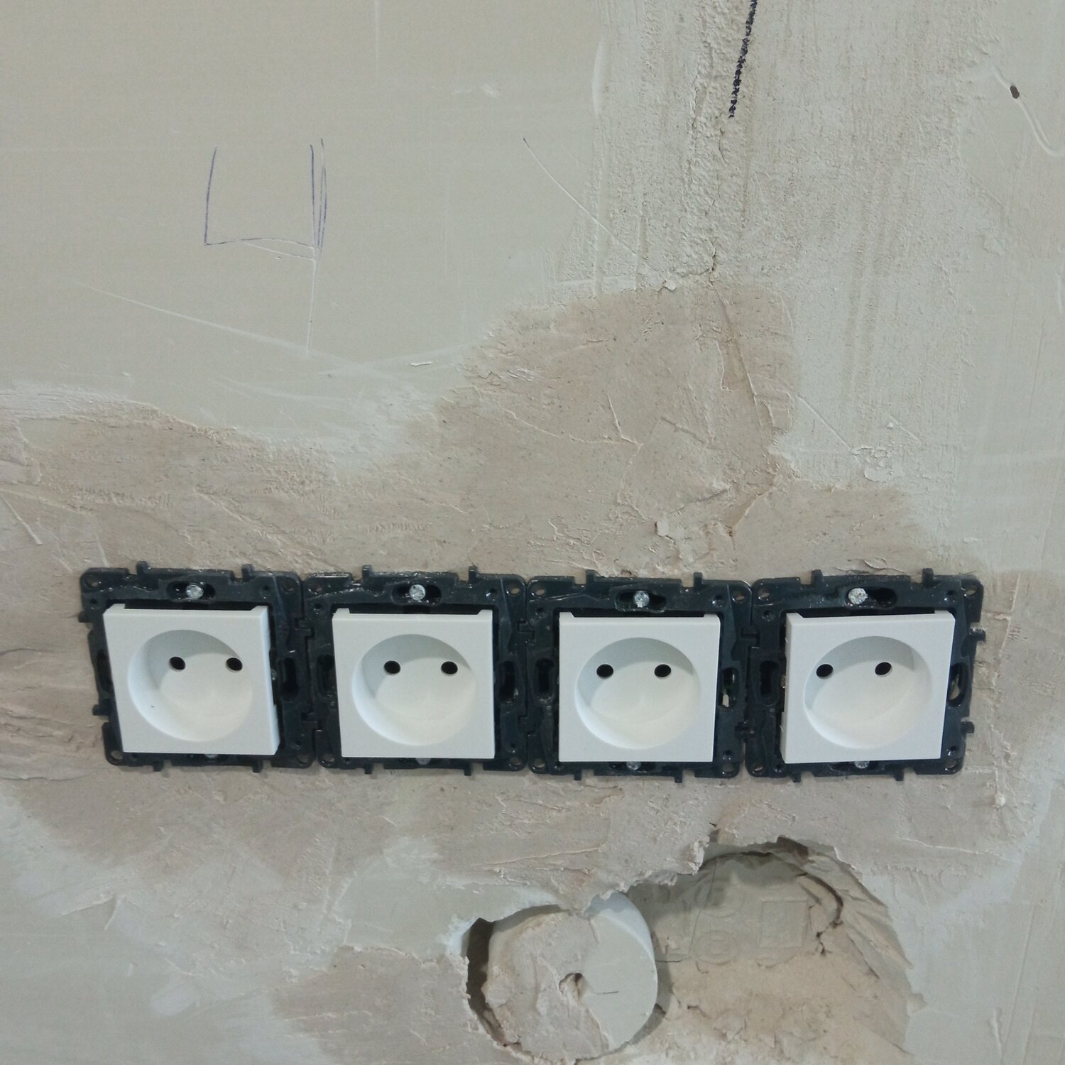 розетки legrand valena life белый, блок розеток в стену, розетка legrand etika 672220,16а, белый, блок розеток, перенос розеток