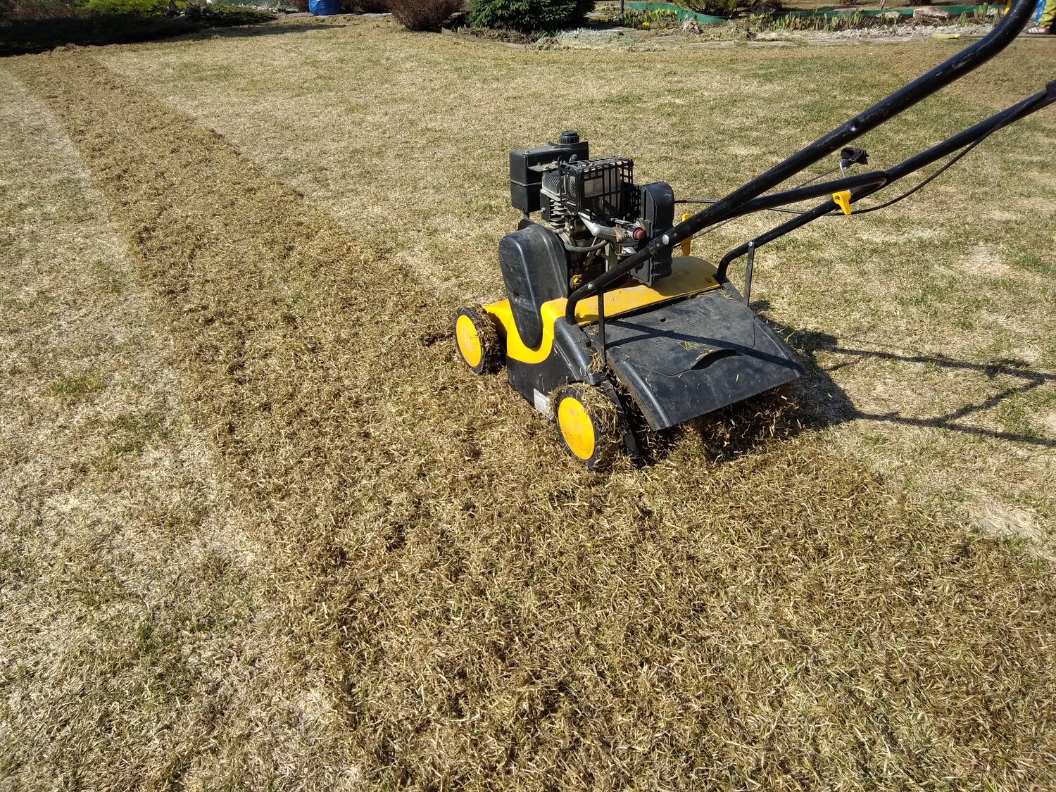 вычесывание газона, вертикуттер для газона бензиновый cub cadet, вертикуттер для газона, землевание газона, пескование газона