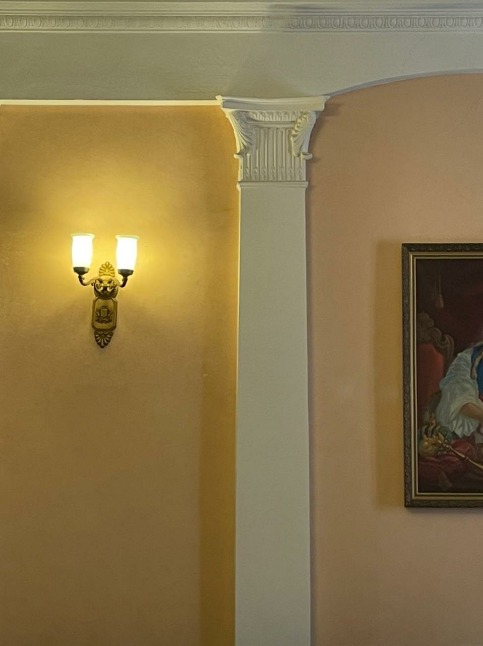 декоративная лепнина, декоративные колонны на стену, арка лепнина, гипсовая лепнина, полиуретановая лепнина