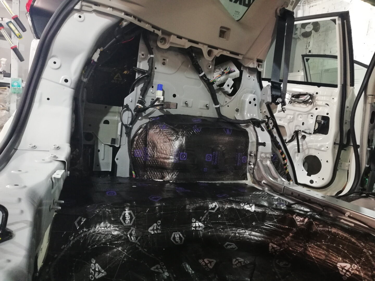 шумоизоляция автомобиля, шумоизоляция шкода кодиак, шумоизоляция авто, шумоизоляция арок, шумоизоляция