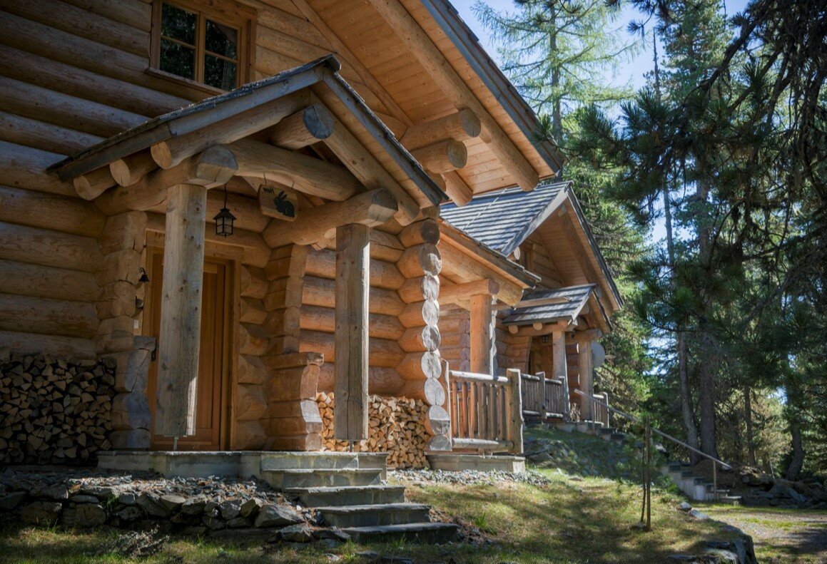 карельская сосна оцилиндрована, дикий сруб, дом из бревна ручной рубки, сруб дома, деревянный дом из бревна