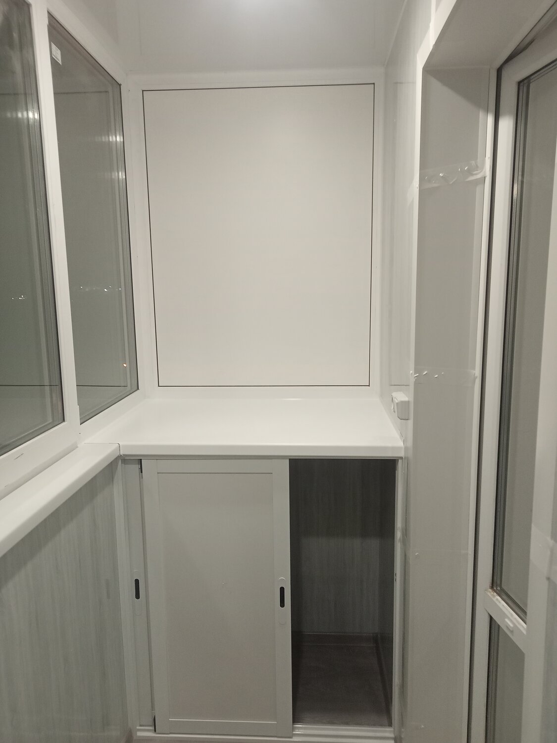 шкаф на балкон, отделка балкона, шкаф на балкон угловой, отделка балкона пластиковыми панелями, раздвижной шкаф на балкон