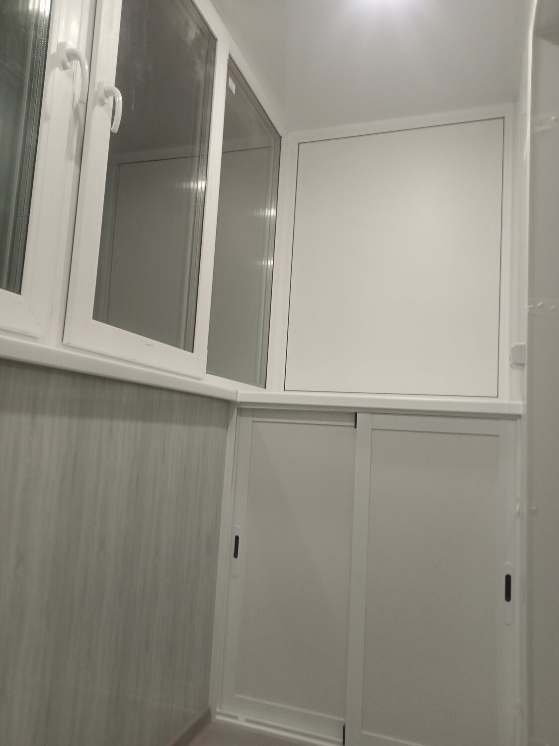 балкон шкаф, отделка балкона пластиковыми панелями, отделка балкона, алюминиевый шкаф на балкон, шкаф на лоджию