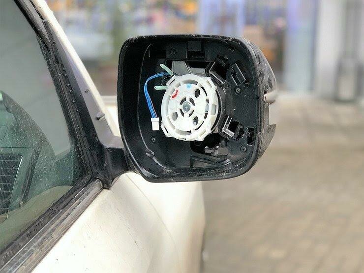 боковое зеркало заднего вида, воровство зеркал с автомобиля, оторванное боковое зеркало, зеркало бокового вида, зеркальный элемент