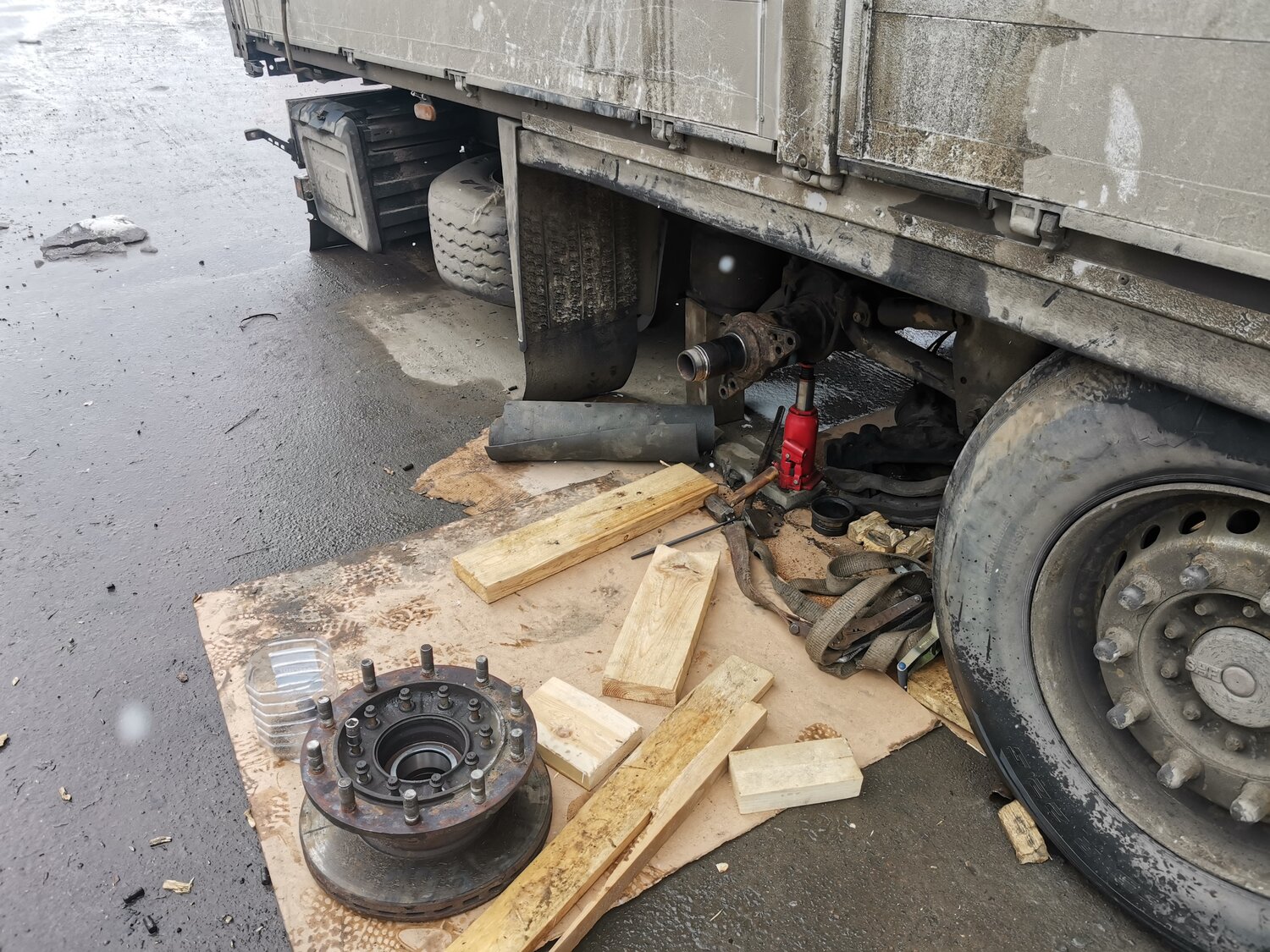 грузовой автомобиль, колесный редуктор луаз 969, взрыв колеса камаз, грузовик, заклинило колесо полуприцепа
