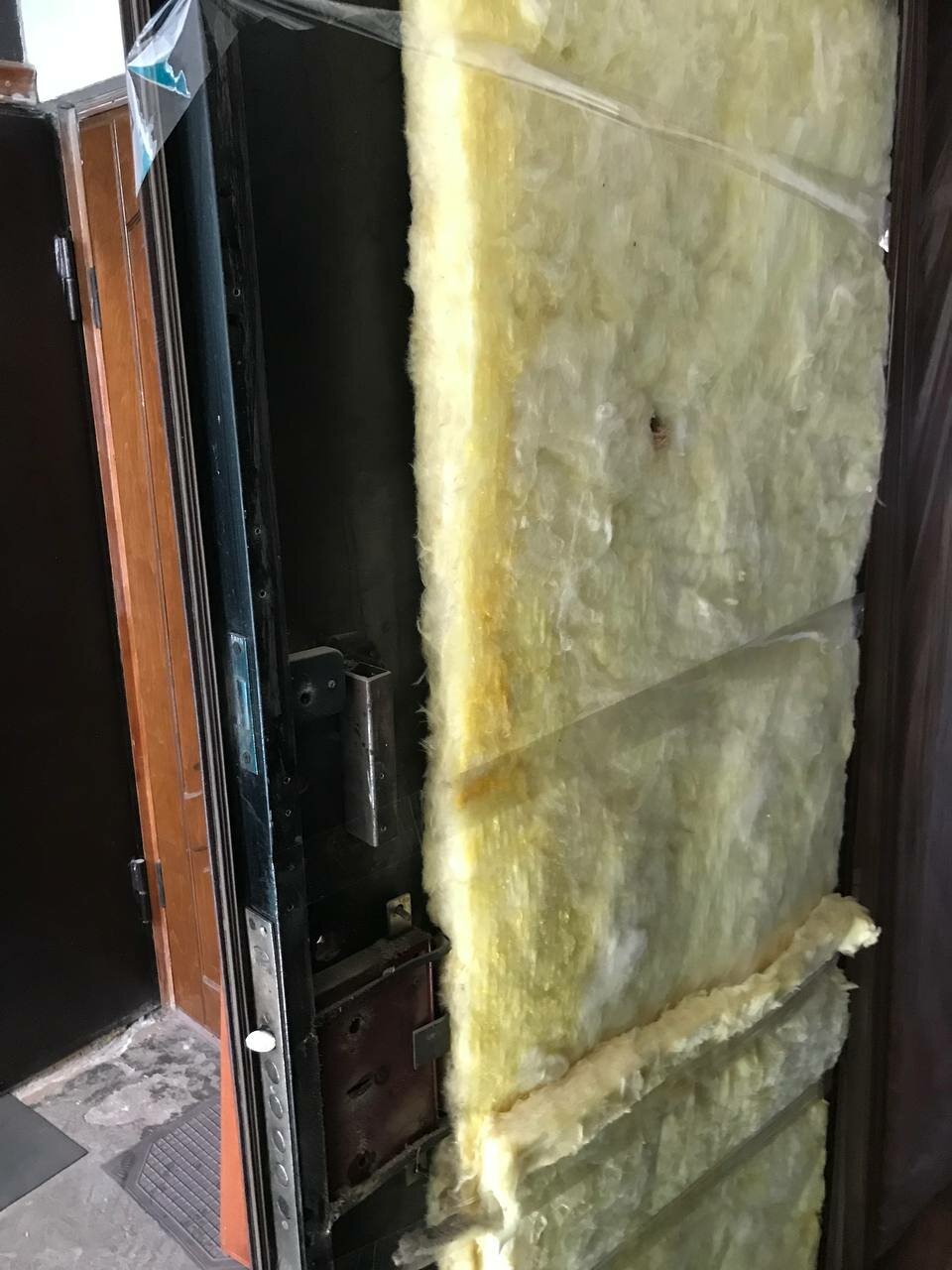 звукоизоляция входной металлической двери в квартире своими руками, усиление металлической двери, утепление дома, утепление стен, старая железная дверь