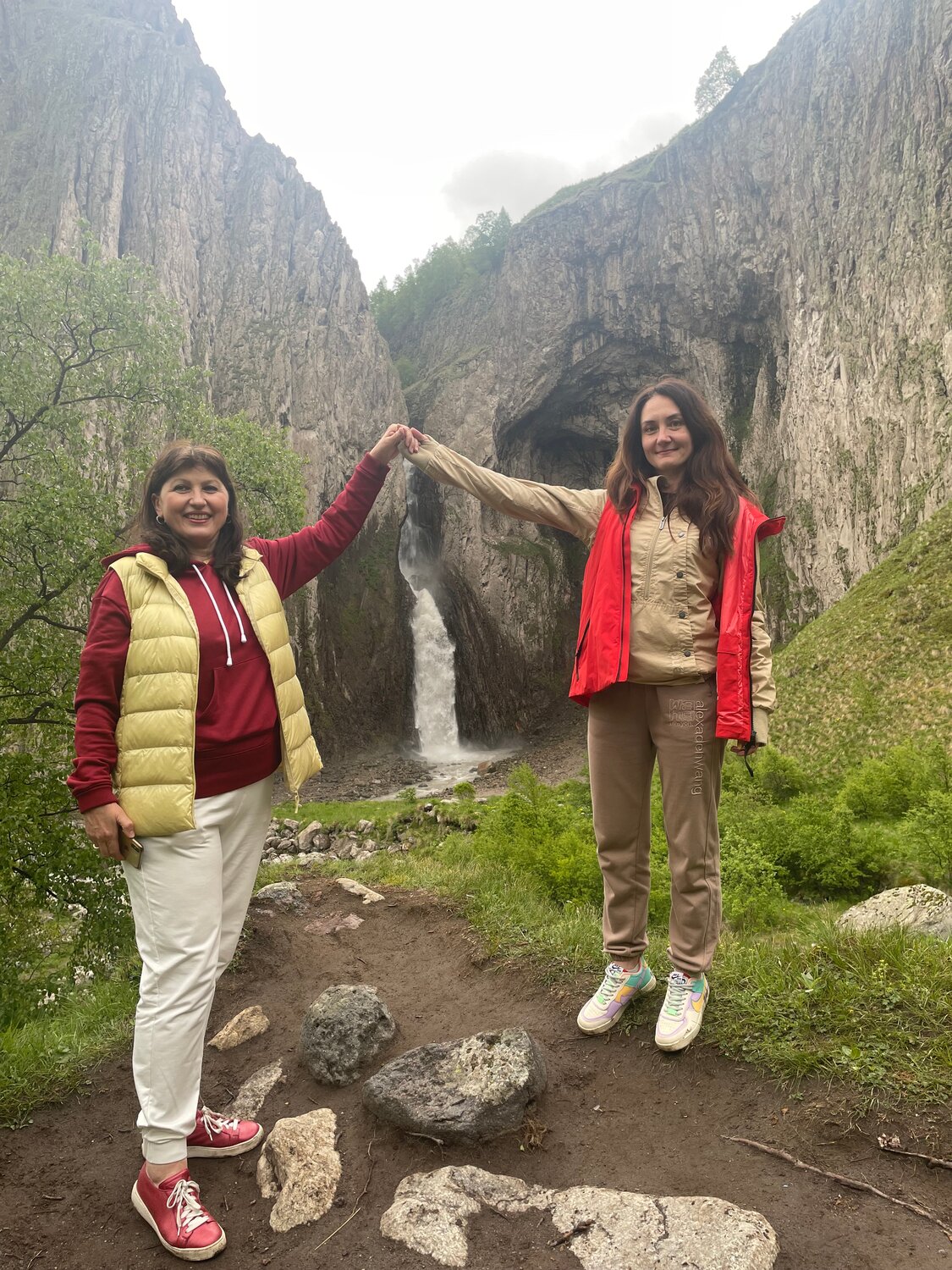 в горах, человек, горы небо, друзья в горах, природа