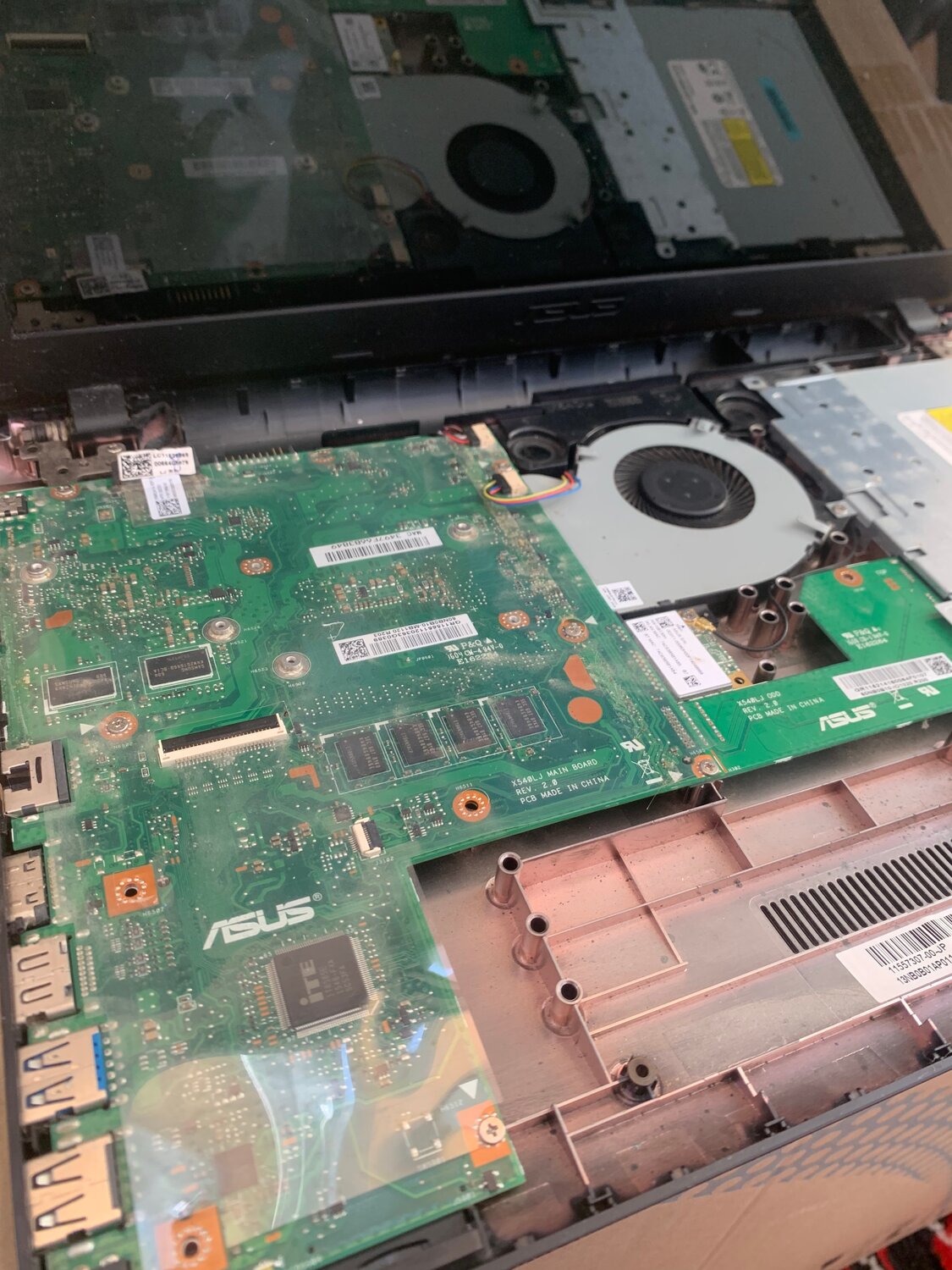 ноутбук asus x551c, внутри ноута asus x540m, поломка ноутбука, ремонт ноутбука, разобранный ноутбук