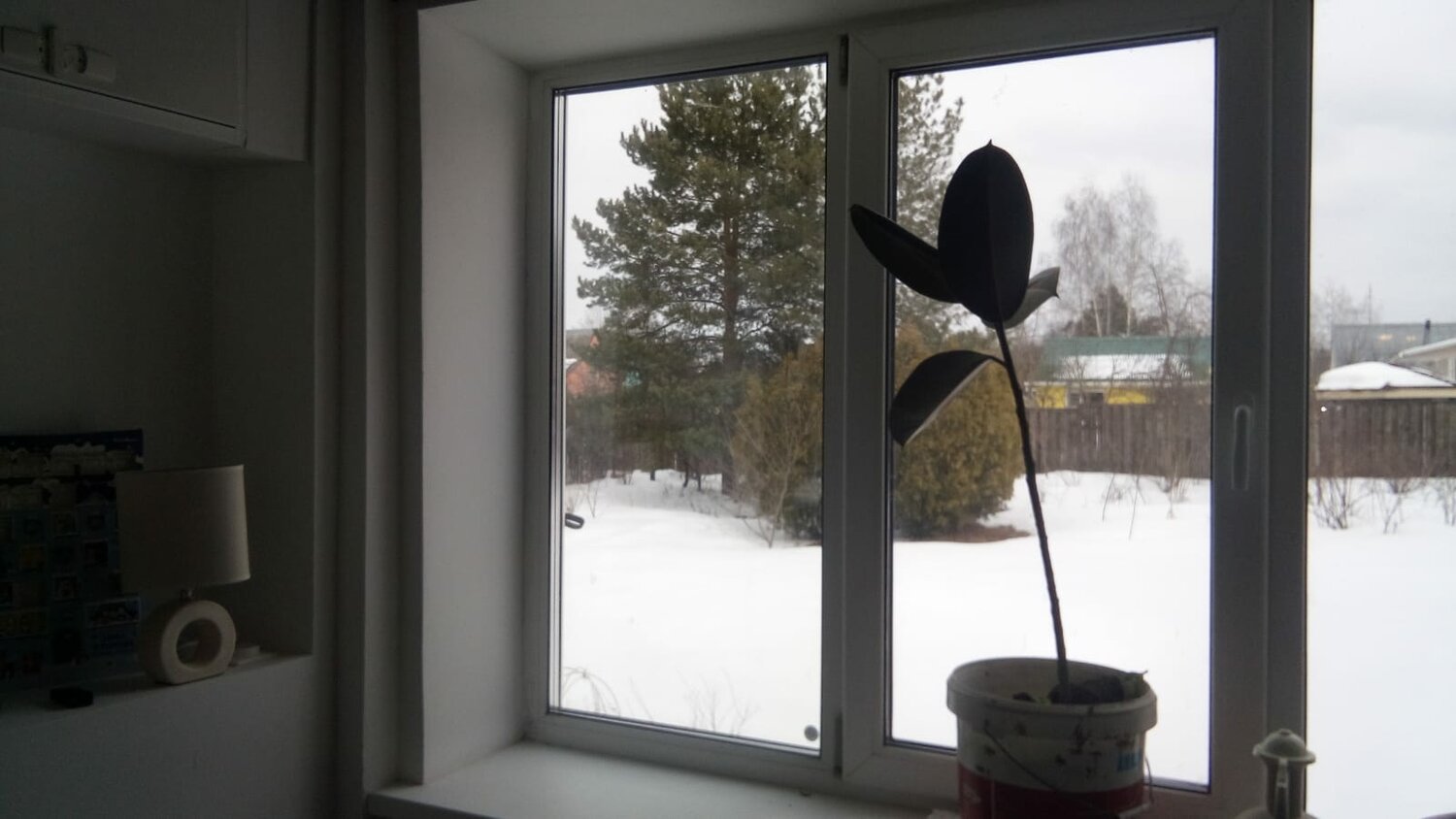 окно, окна в доме, открытое окно, квартира 8, снег за окном