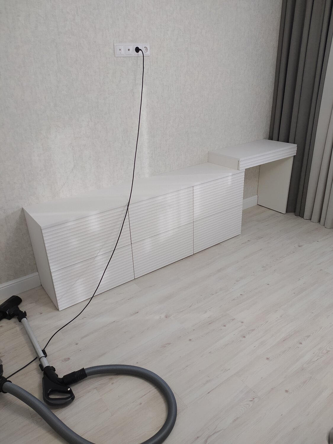 спрятать провода, панель для проводов от телевизора, подвесная тумба, тумба под тв подвесная белая 1880, проводка в плинтусе