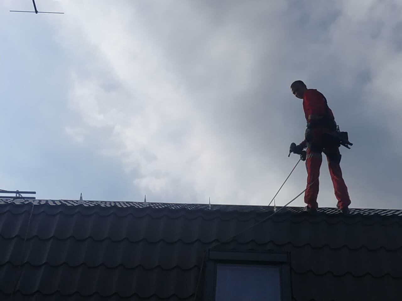 монтаж кровли, кровельные работы, на крыше, покраска крыши дома, покраска крыши
