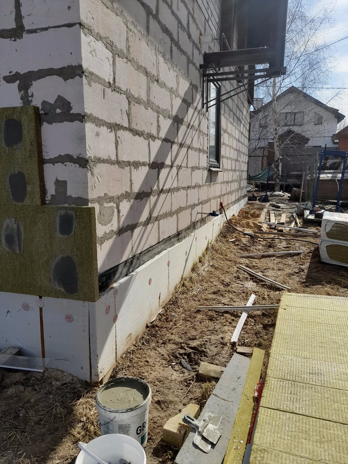 утепление дома из газобетона, теплоизоляция фундамента снаружи, утепление фундамента дома снаружи, утепление фундамента дома снаружи пенополистиролом, стройка домов отмостка