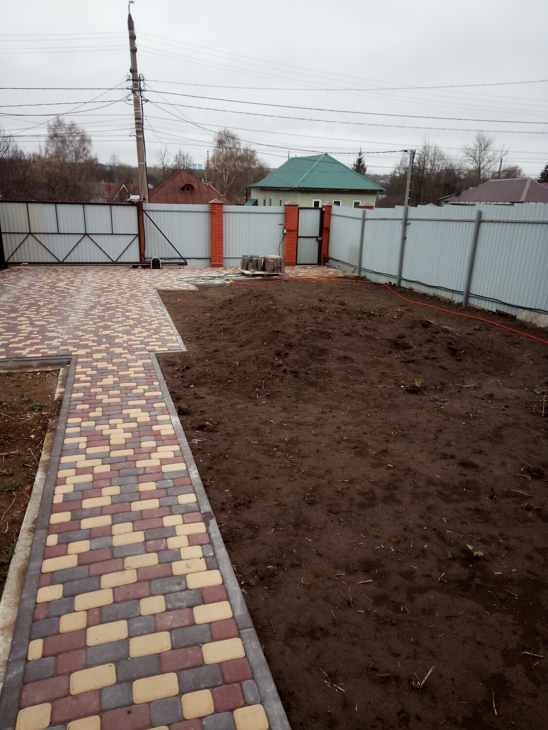 брусчатка во дворе, тротуарная плитка в частном доме, дизайн тротуарной плитки в частном доме, тротуарная плитка, эврика тротуарная плитка