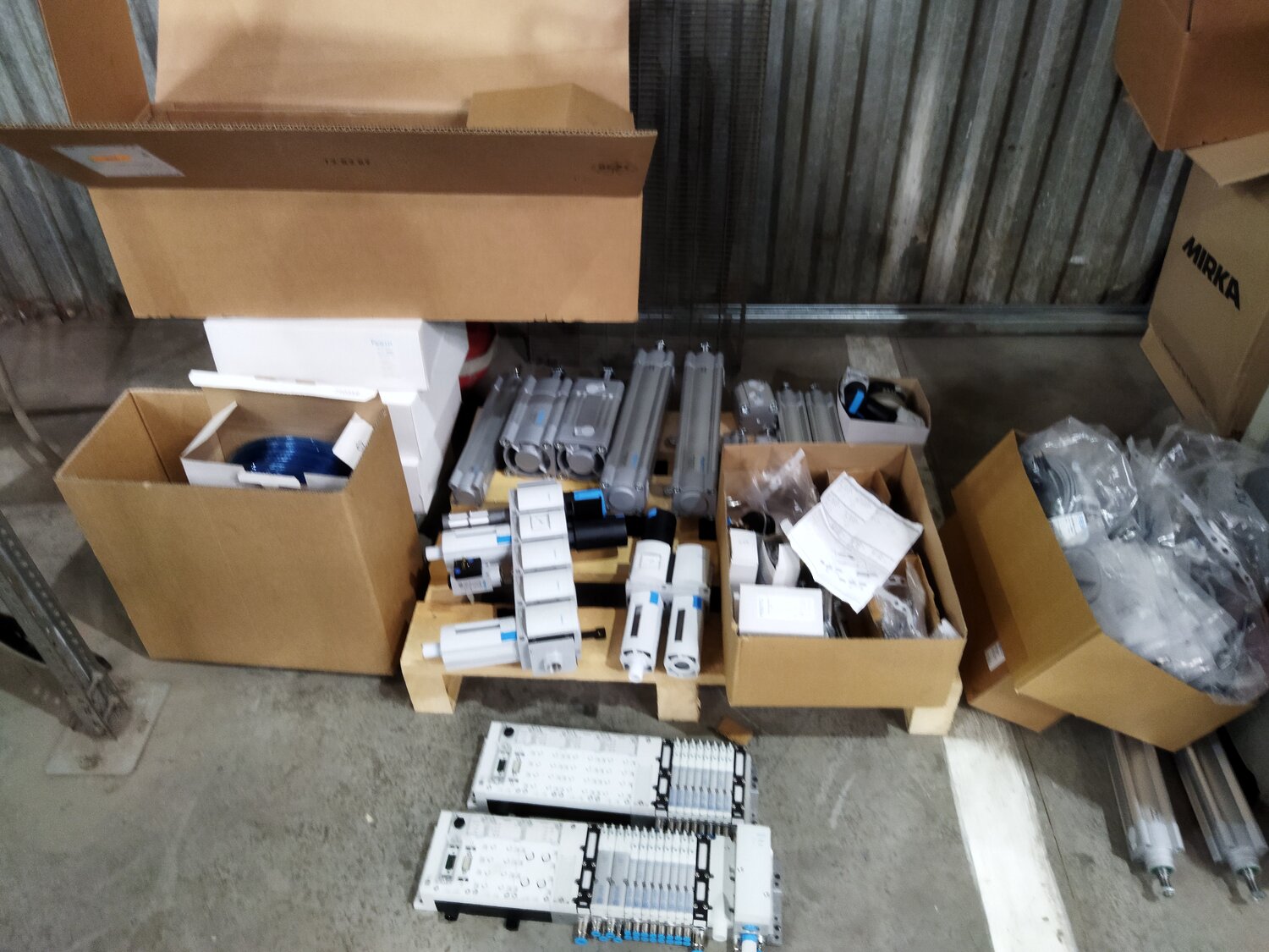 контрафактные сигареты, контрафактные сигареты изъятие, посылка в коробке, контрабанда табака, контрабанда