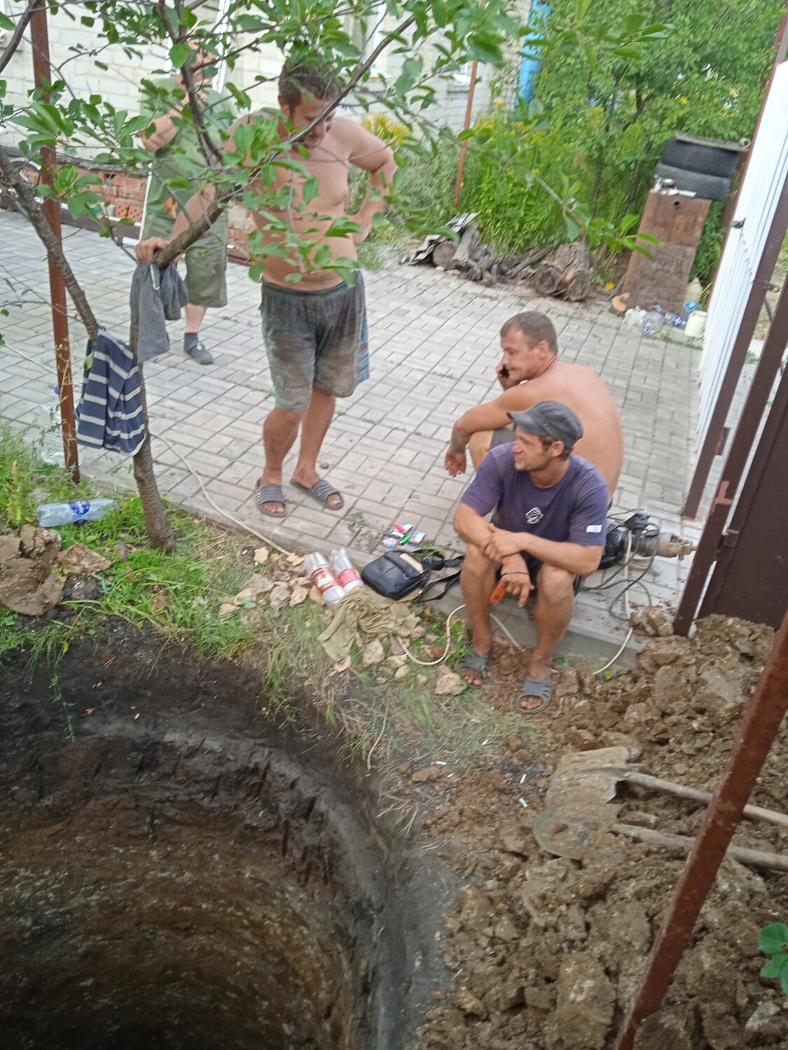 копка шамбо, археологические раскопки в россии, выгребная яма, копка колодцев, ремонт водопровода в деревне