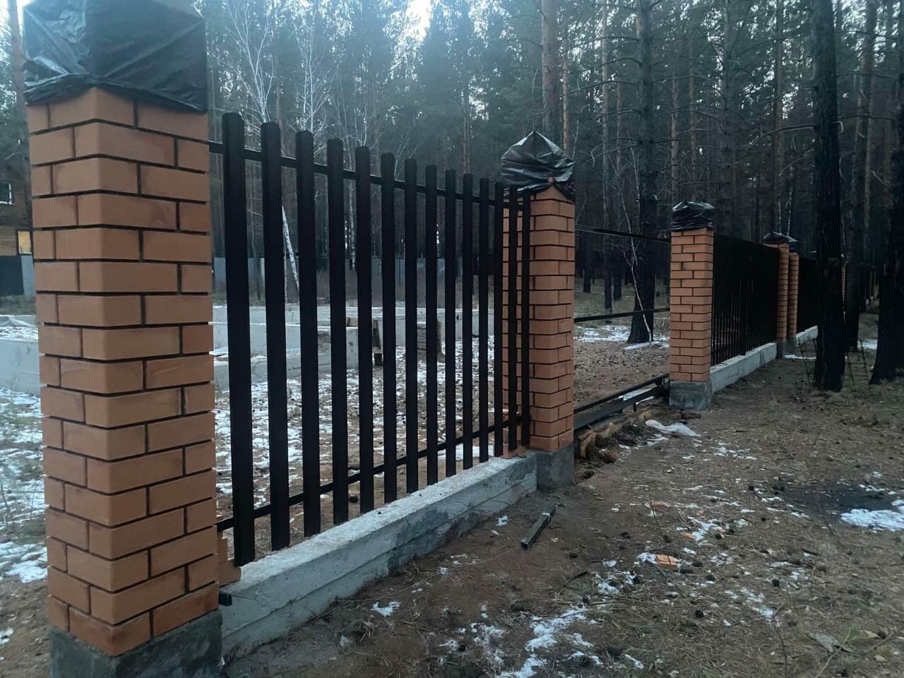 забор из штакетника из профиля, забор из евроштакетника с кирпичными столбами и воротами, забор из евроштакетника рал 8017, заборы из металлического штакетника, заборы из евроштакетника с кирпичными столбами и откатными воротами
