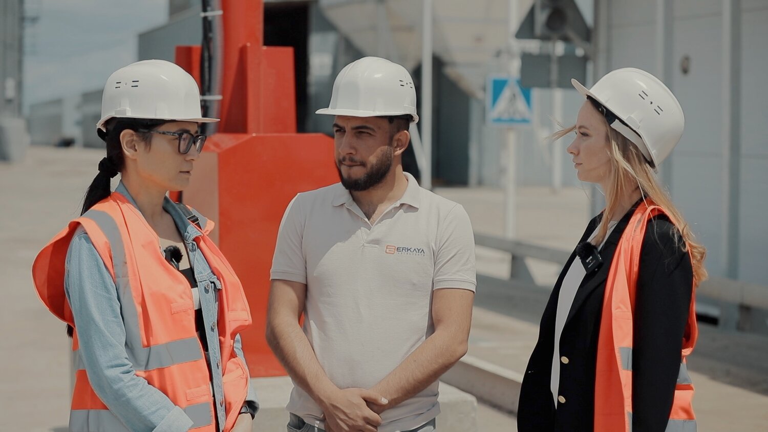 девушка, на стройке, construction worker, мигранты на стройке, инженер пгс