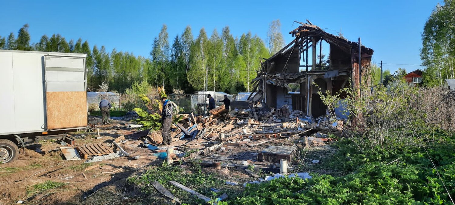 Демонтаж деревянных стен и перекрытий