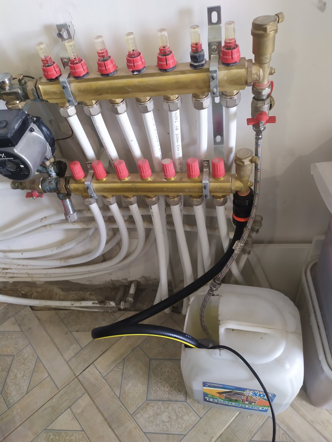 разводка теплого пола, сервопривод для коллектора теплого водяного пола, коллектор для теплого подача обратка, коллектор системы отопления, монтаж коллектора теплого пола