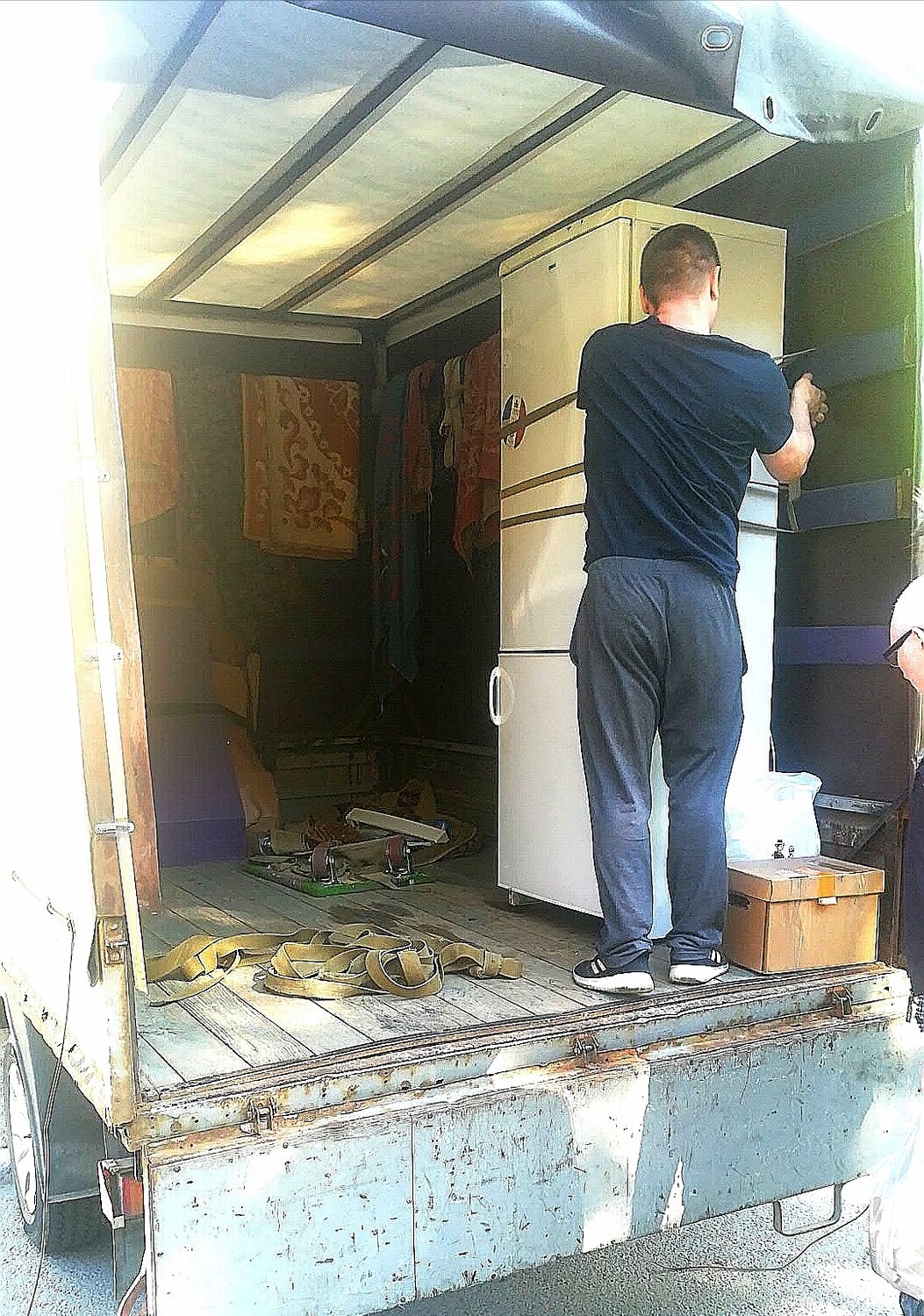 подъем гаража, грузчики переезды, разгружают газель, грузчики, квартирный переезд