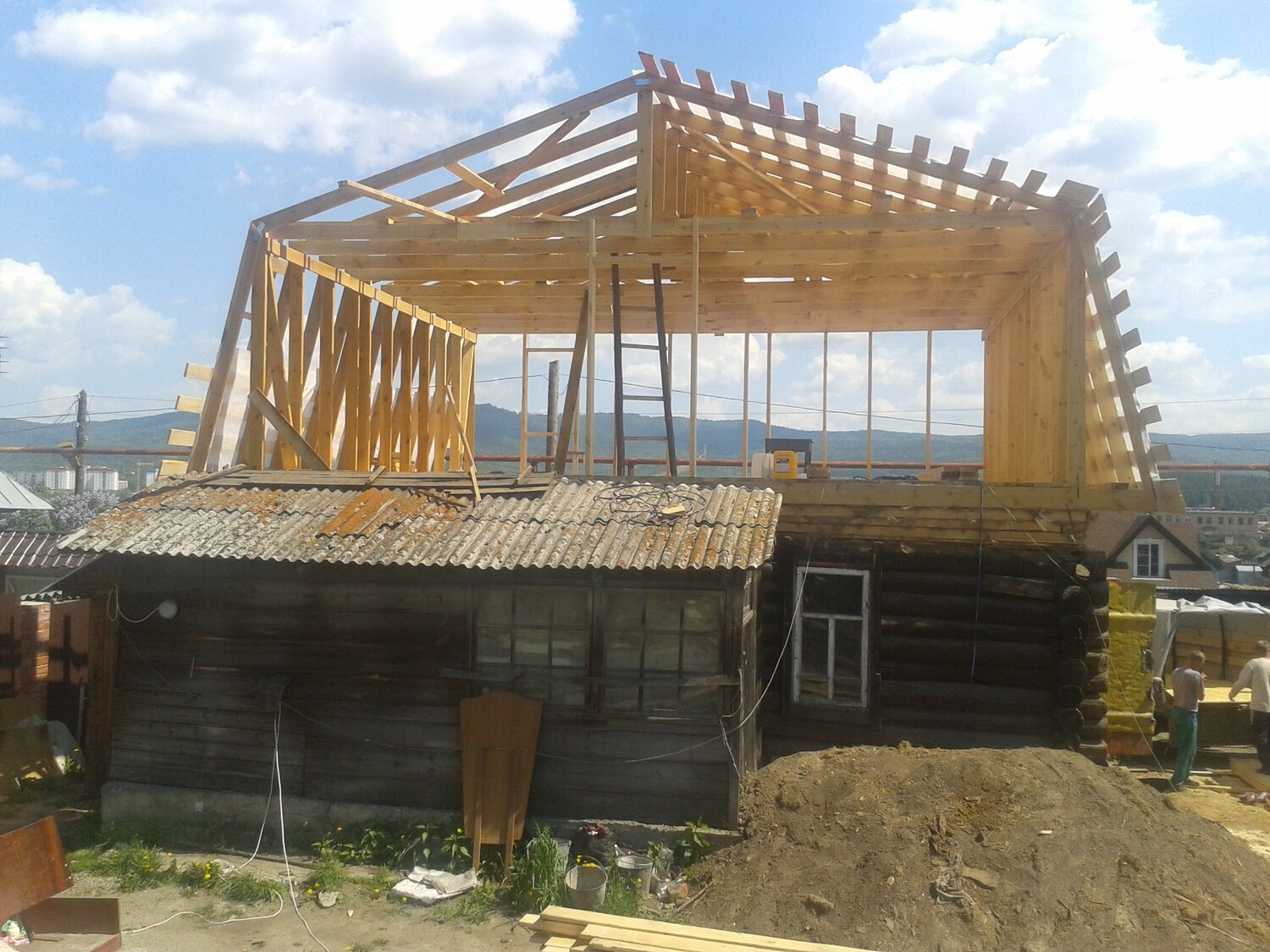 постройка мансарды, реконструкция крыши старого деревянного дома, стропильные системы крыш, монтаж крыши, крыша мансарда