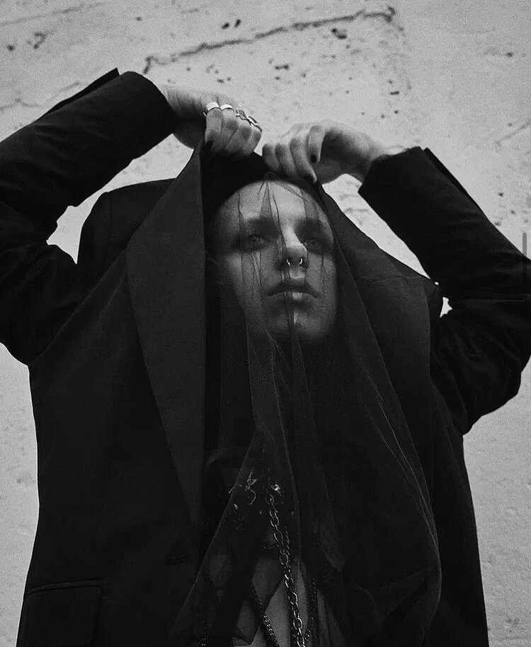 человек, девушка, мрачные фотографии, tragedy кавер клип со свадьбой, ведьма с вуалью