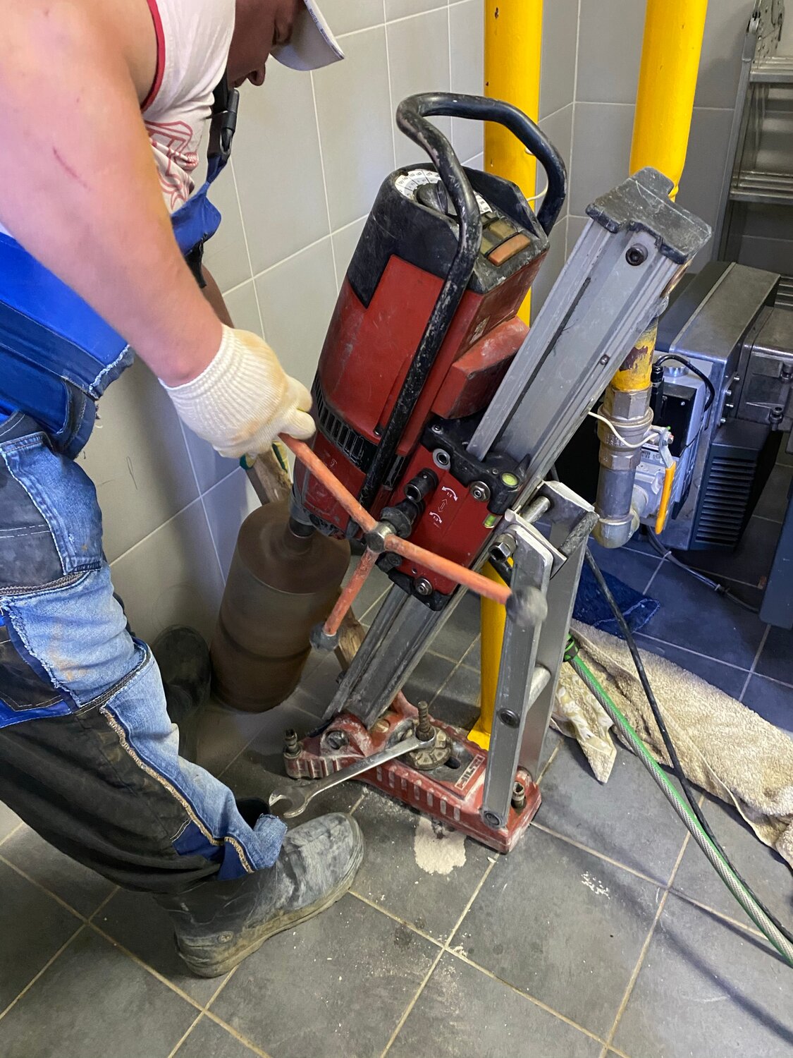 Алмазное сверление отверстий в бетоне - 82 фото