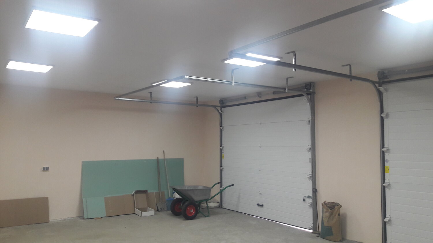 гараж, секционные ворота алютех изнутри, автоматические гаражные ворота, гаражные ворота, рулонные ворота для гаража своими руками