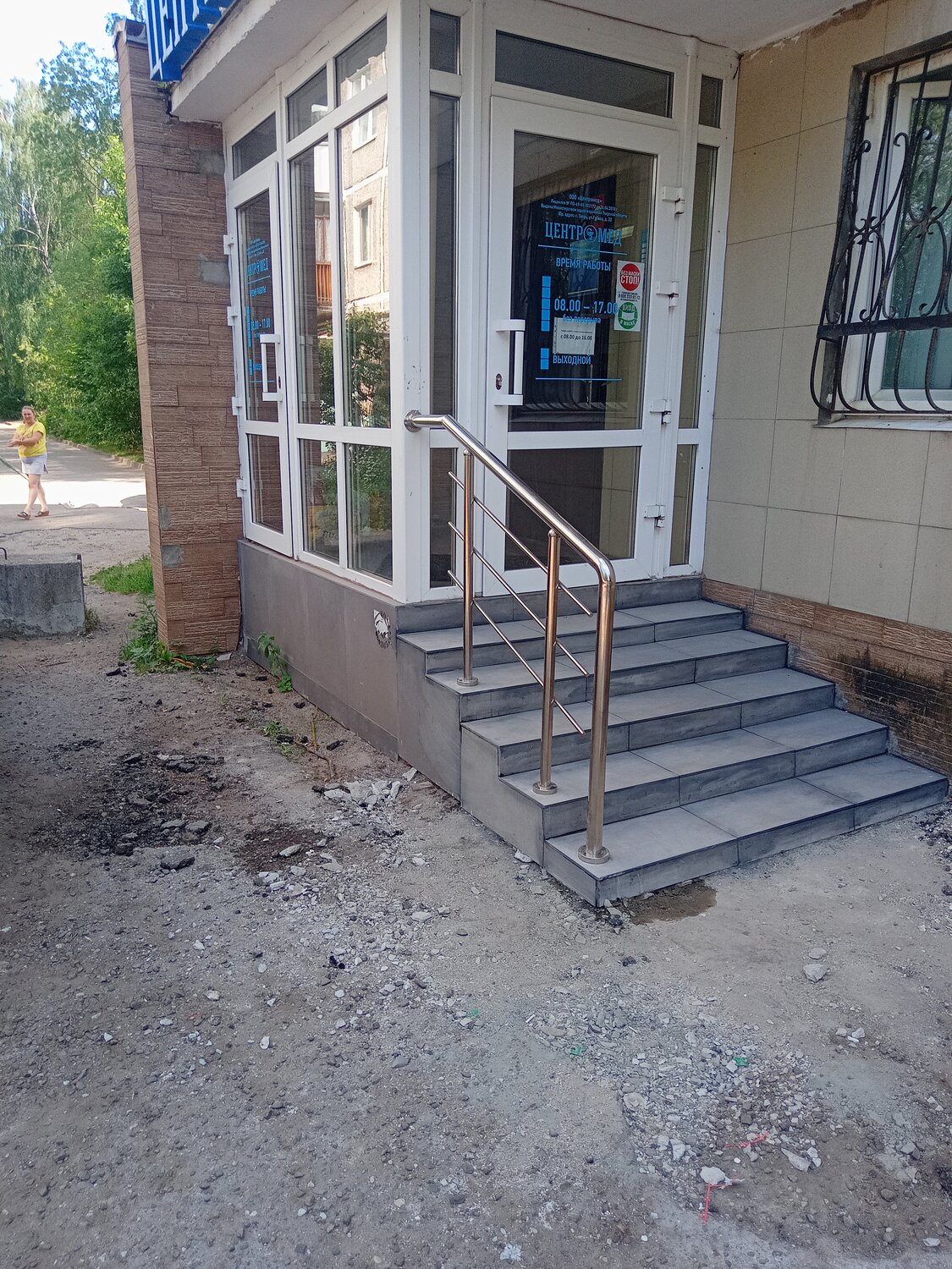 крыльцо магазина в жилом доме, входная группа, навес входной группы, помещение свободного назначения, торговое помещение