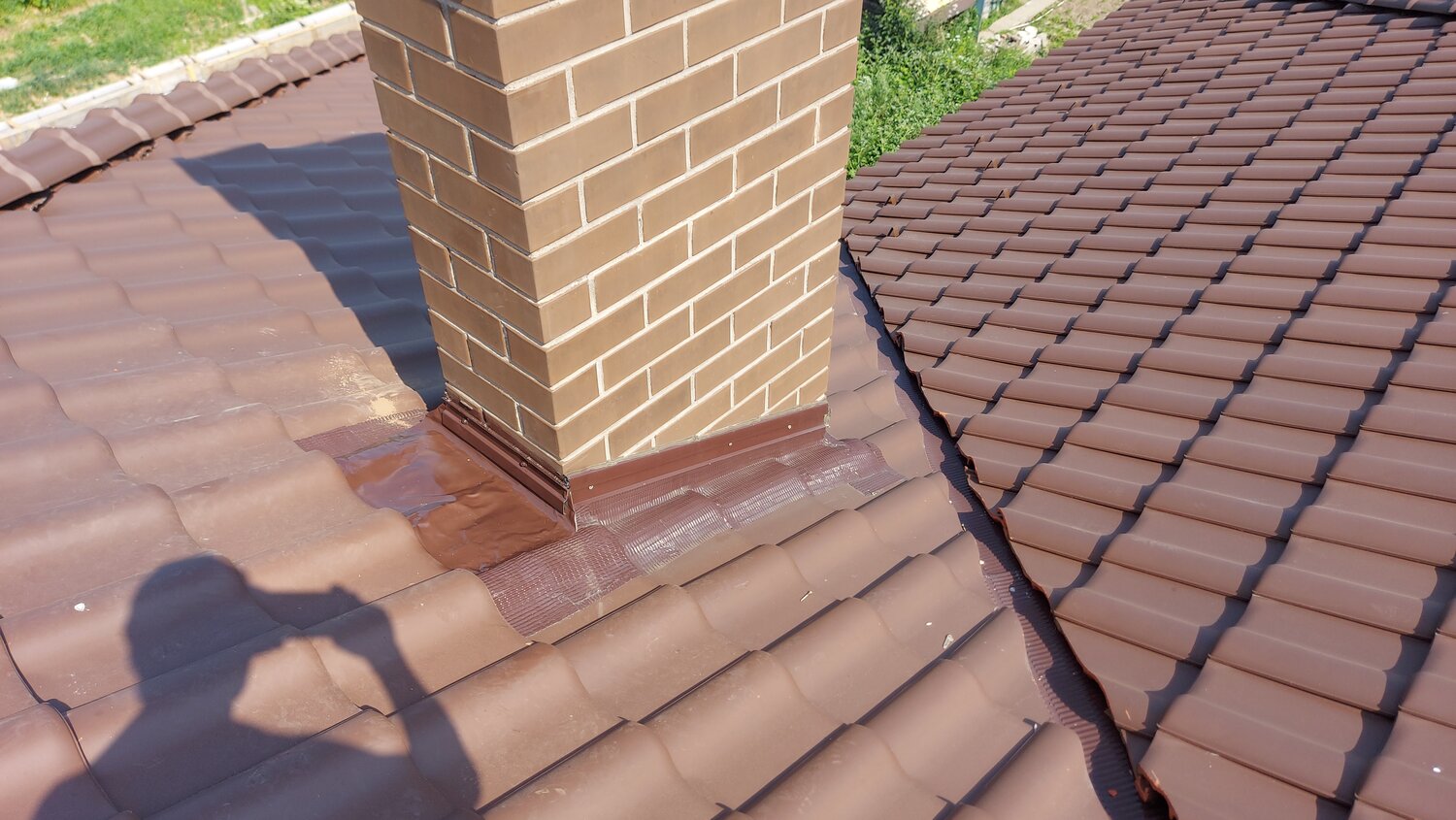 примыкание к трубе металлочерепица, примыкание кровли к трубе, примыкание кровли к трубе дымохода, примыкание кровли, монтаж кровли